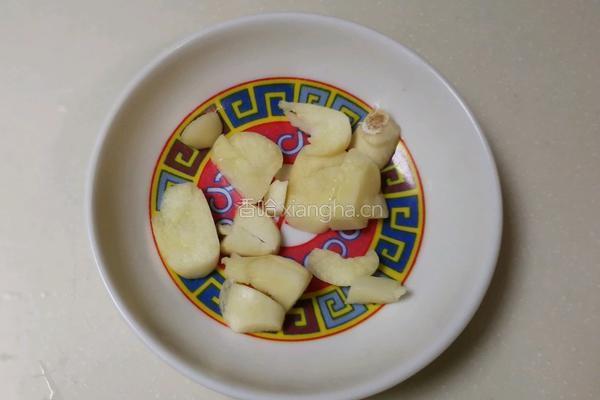 蒜香生抽豇豆的做法图解2