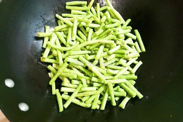 蒜香生抽豇豆的做法图解5