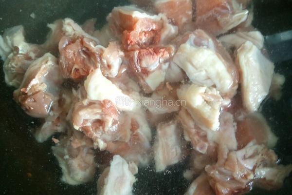 鸭腿炖土豆胡萝卜的做法图解3