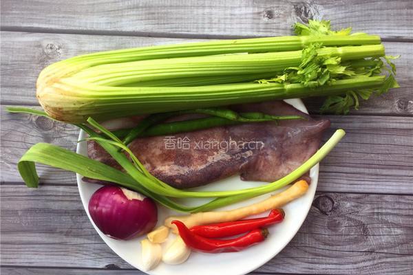 西芹泡椒爆鱿鱼的做法图解1