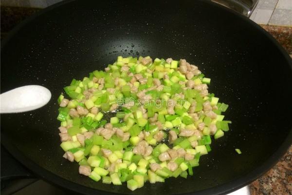 芹菜肉丁的做法图解8
