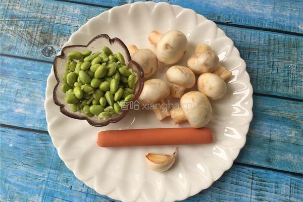 青豆炒蘑菇的做法图解1