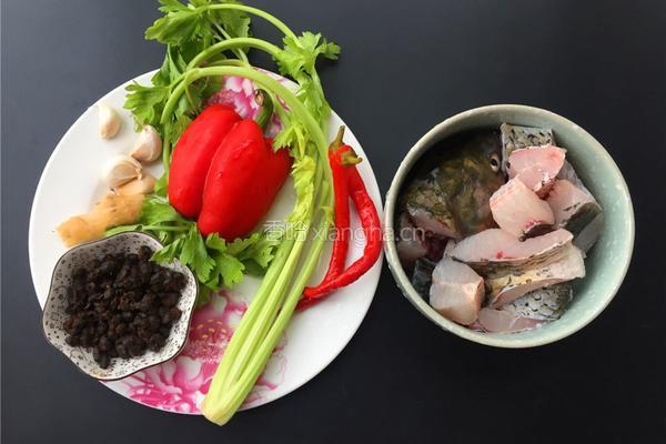 泡椒豆豉干烧鱼的做法图解1