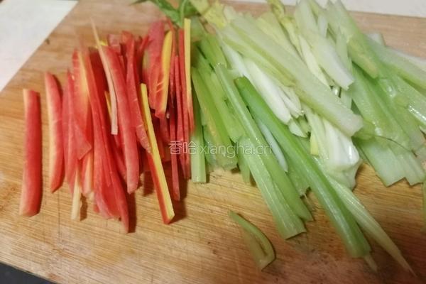 素食主义芹菜炒土豆的做法图解2