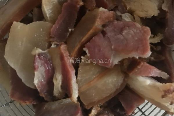 腊肉炒蕨粑的做法图解1