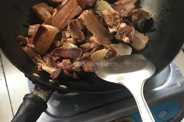 腊肉炒蕨粑的做法图解2