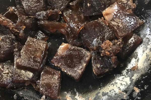 腊肉炒蕨粑的做法图解3