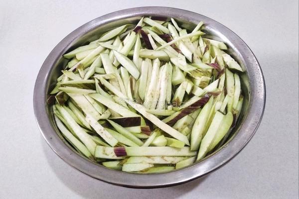 青椒茄子丝的做法图解3