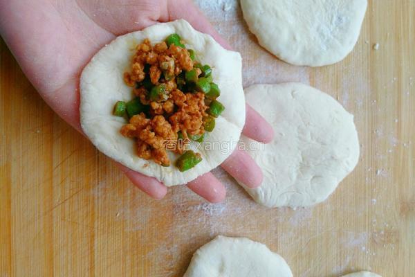猪肉豆角馅饼的做法图解6