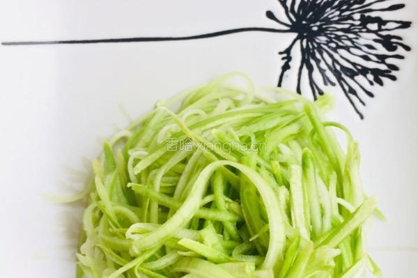 炝拌西葫芦的做法图解1
