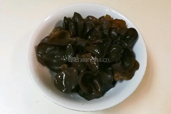 丝瓜黑木耳年糕的做法图解2