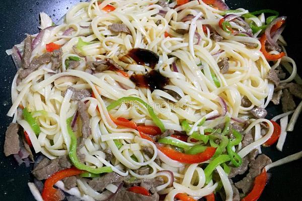 黑椒牛排炒意面的做法图解12