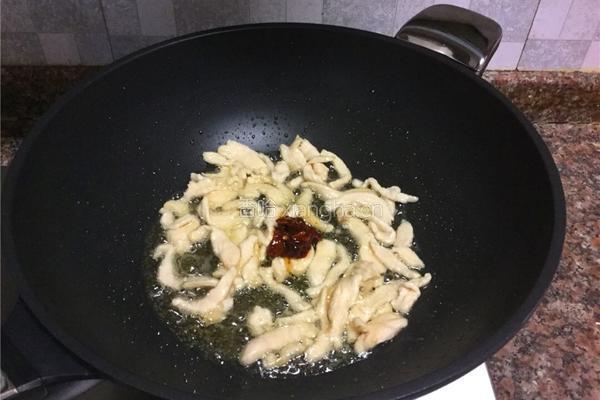 红椒木耳炒鸡丝的做法图解7