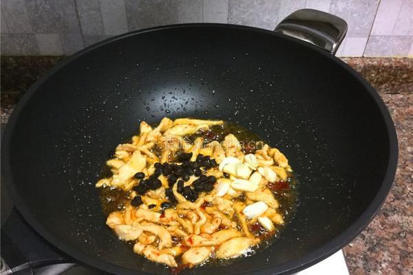 红椒木耳炒鸡丝的做法图解8
