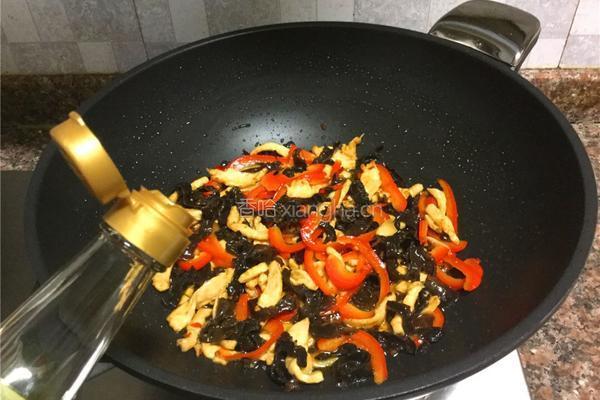 红椒木耳炒鸡丝的做法图解11
