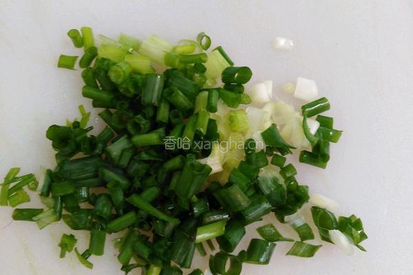包菜炒三丁的做法图解2