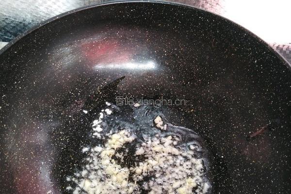 包菜炒三丁的做法图解5