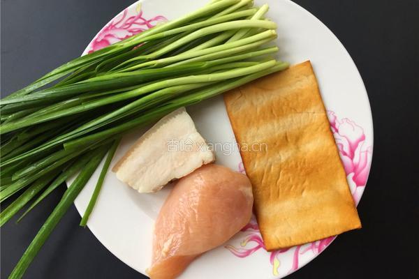 韭菜豆干炒鸡肉的做法图解1
