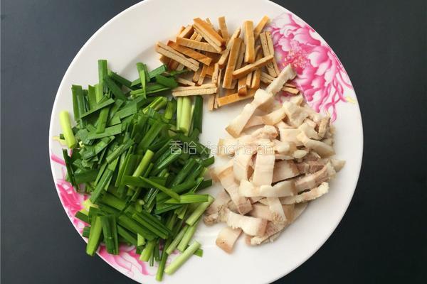 韭菜豆干炒鸡肉的做法图解2