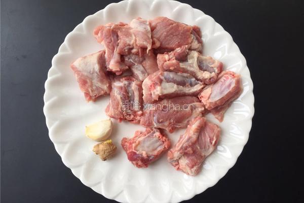 香汁排骨的做法图解1
