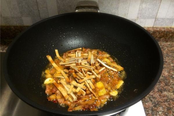 豇豆香干炒肉丝的做法图解9