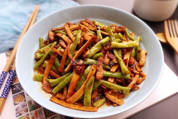 豇豆香干炒肉丝的做法图解13