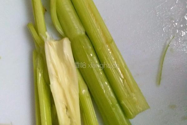 芹菜炒腊肠的做法图解1