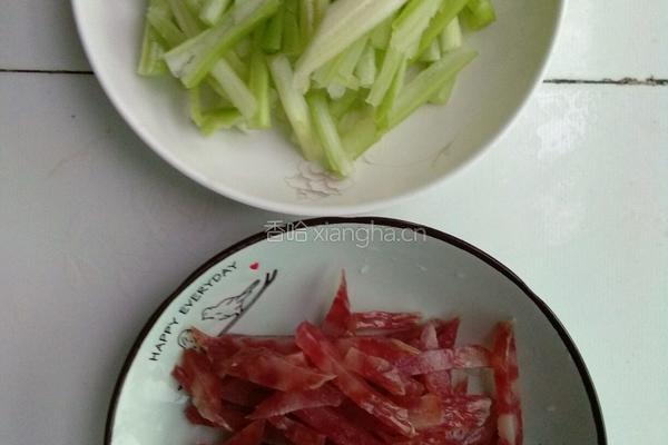 芹菜炒腊肠的做法图解3