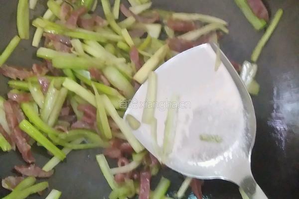 芹菜炒腊肠的做法图解7