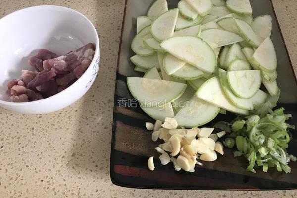 肉酱西葫芦的做法图解1