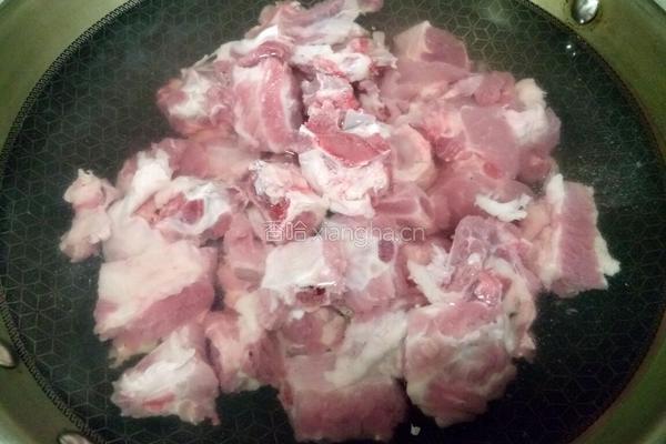 芋头红萝卜烧排骨的做法图解3