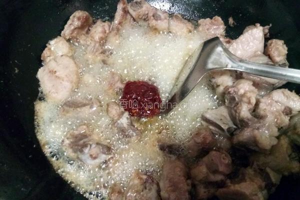 芋头红萝卜烧排骨的做法图解6