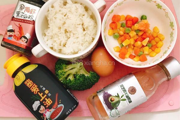 杂蔬鸡蛋酱油炒饭的做法图解1