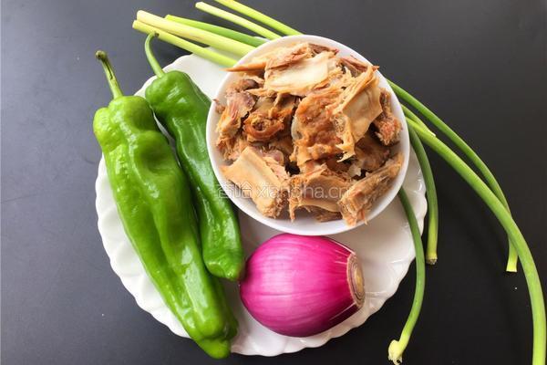 青椒洋葱炒腊排的做法图解1