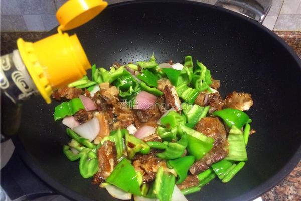 青椒洋葱炒腊排的做法图解9