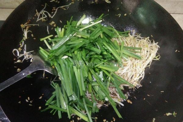 韭菜炒豆芽的做法图解7