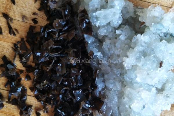 木耳虾肉小金鱼馄饨的做法图解3
