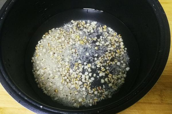 山药薏米粥的做法图解2