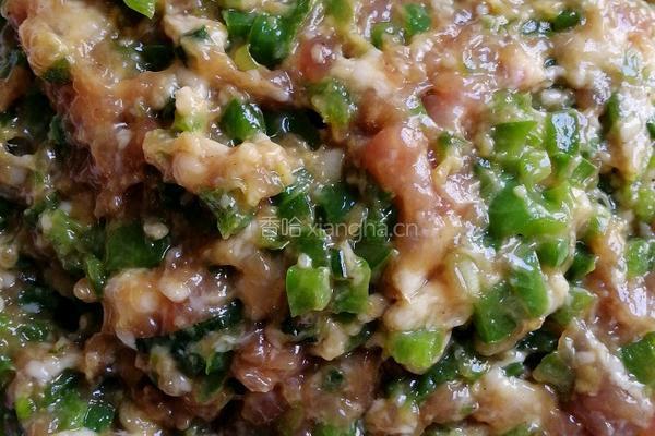 青椒肉馅饺子的做法图解3