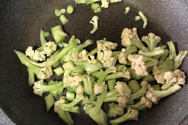 快手炒菜之“有机花菜炒鸡蛋”的做法图解3