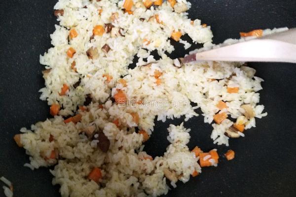 胡萝卜香菇蛋炒饭的做法图解5