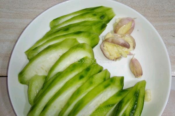 清炒丝瓜的做法图解1