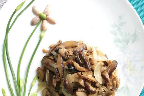 洋葱香菇炒鸡丝的做法图解4