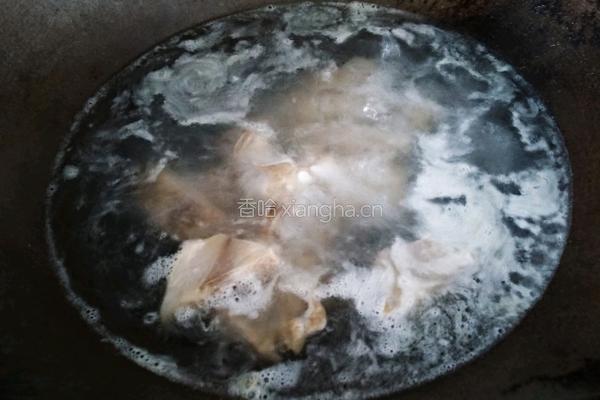 莴笋胡萝卜腊排骨汤的做法图解7