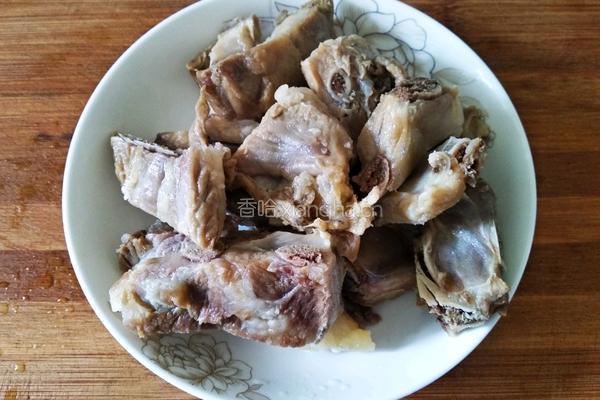 莴笋胡萝卜腊排骨汤的做法图解8