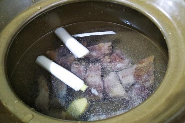 莴笋胡萝卜腊排骨汤的做法图解10