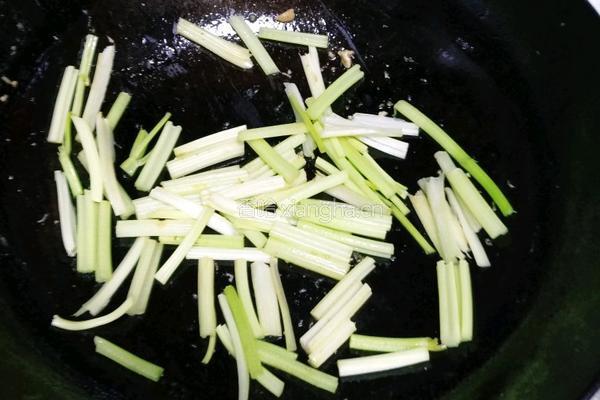 芹菜炒肉的做法图解6
