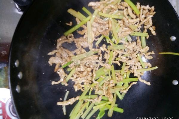 芹菜炒肉的做法图解7