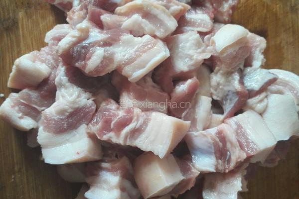 红烧肉炖土豆的做法图解1