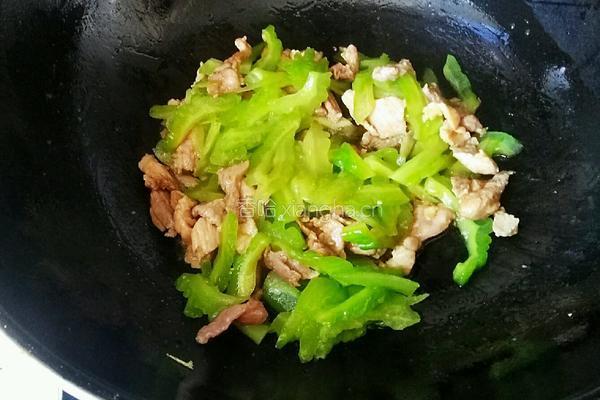 苦瓜炒肉的做法图解7